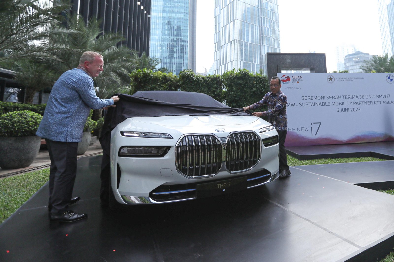Kemensetneg Terima 36 Unit BMW i7 untuk Dukung Penyelenggaraan KTT Ke-43 ASEAN Plus