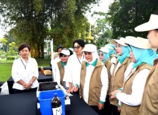 Ibu Iriana Jokowi Bersama Masyarakat Membuat Kompos