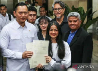 Nirina Zubir Terima Dua Sertifikat Tanah Dari Menteri AHY