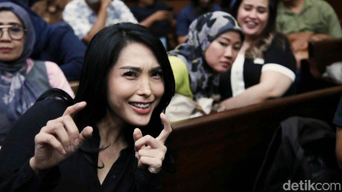 ekspresi-biduan-nayunda-saat-bersaksi-di-sidang-syl