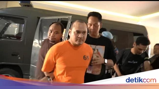 chaowalit-thongduang-berbaju-tahanan