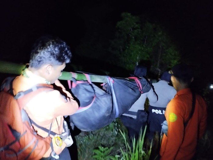 proses-evakuasi-wanita-bule-swiss-yang-tewas-di-bukit-anak-dara-sembalun