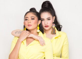 Di Rumah Putri “Duo Anggrek” Jarang Make-up