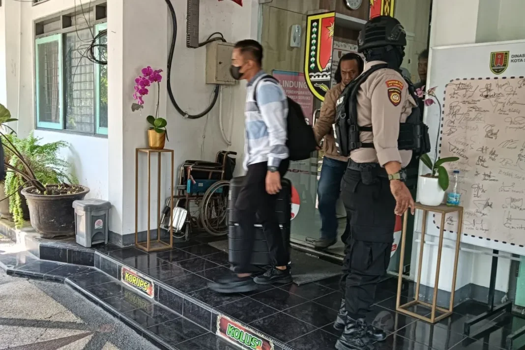 KPK geledah kantor dinas pendidikan kota semarang