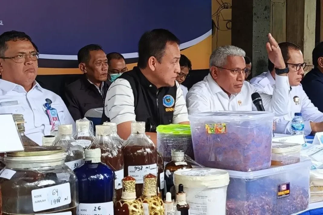 Kepala BNN RI Komjen Pol Marthinus Hokum memberikan keterangan pers terkait penemuan laboratorium narkoba di gianyar, bali