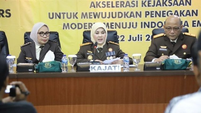 konpers-kejati-jatim-mia-amiati_ratio-16x9