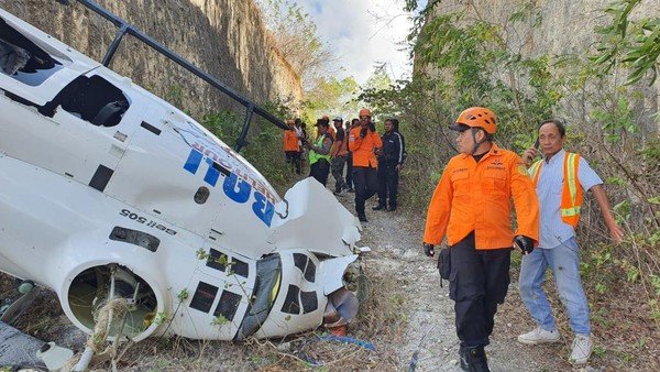 satu-unit-helikopter-jatuh-di-suluban-desa-pecatu-kecamatan-kuta-selatan-kabupaten-badung-bali-heli-tersebut-mengangkut-5-penu-2_169