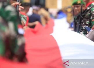 Pembentangan Bendera Merah Putih 1 Kilometer di Perbatasan RI-PNG