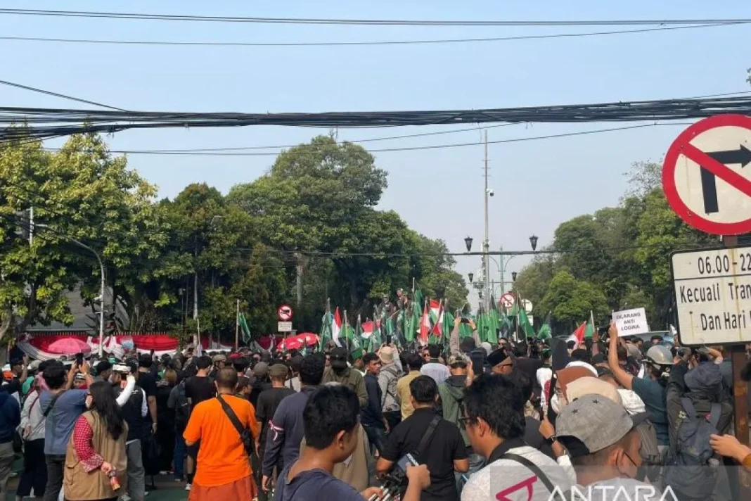 Buruh dan Mahasiswa Demo Di Depan Gedung KPU