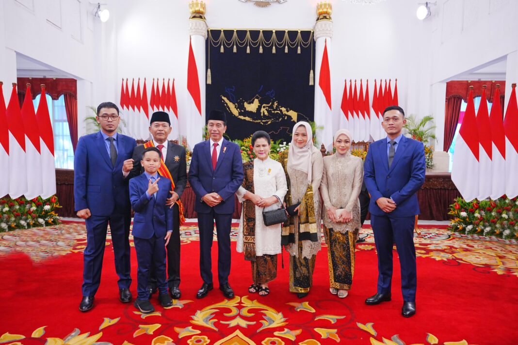 jokowi anugerahi mantan idham bintang mahaputra