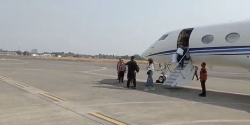 kaesang pangarep dan erina saat turun dari pesawat private jet di bandara halim perdanakusuma