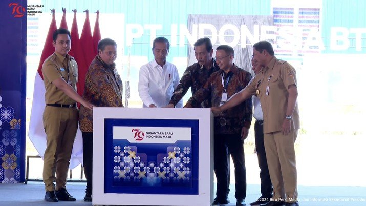 presiden-jokowi-resmikan-pabrik-bahan-anoda-baterai-litium-kendal-rabu-782024_169