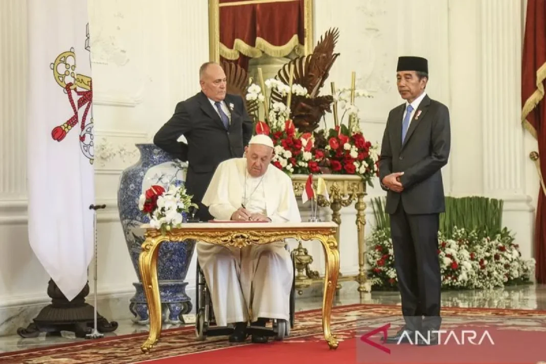 antarafoto-pertemuan-jokowi-paus-hma-040924-hma-04_1.jpg
