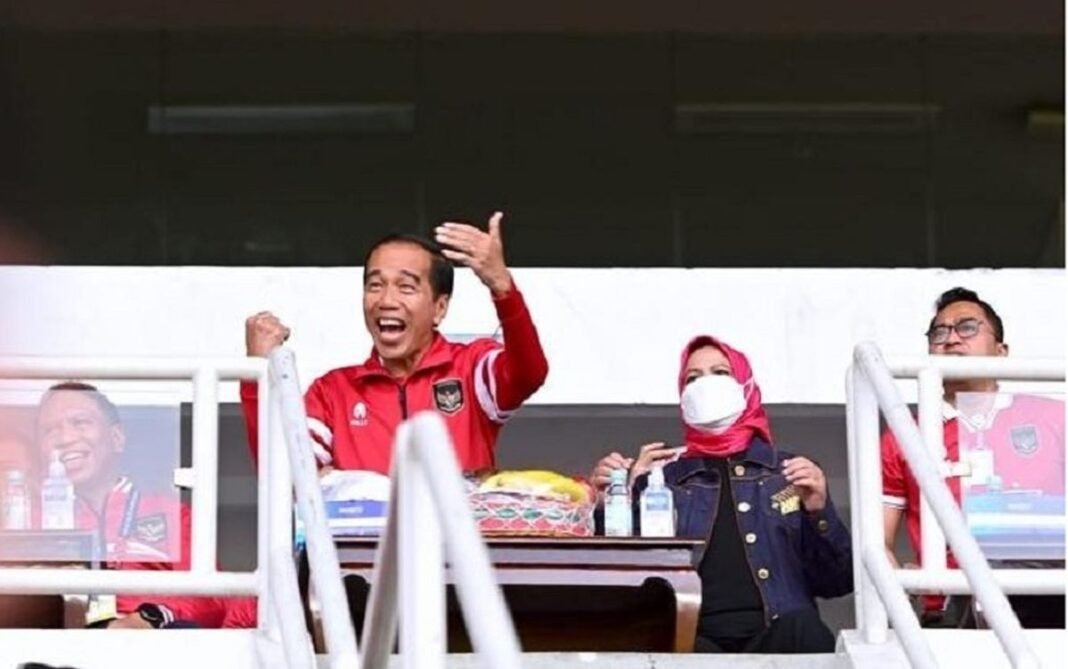 presiden_jokowi_saat_nonton_bola-zfIF_large