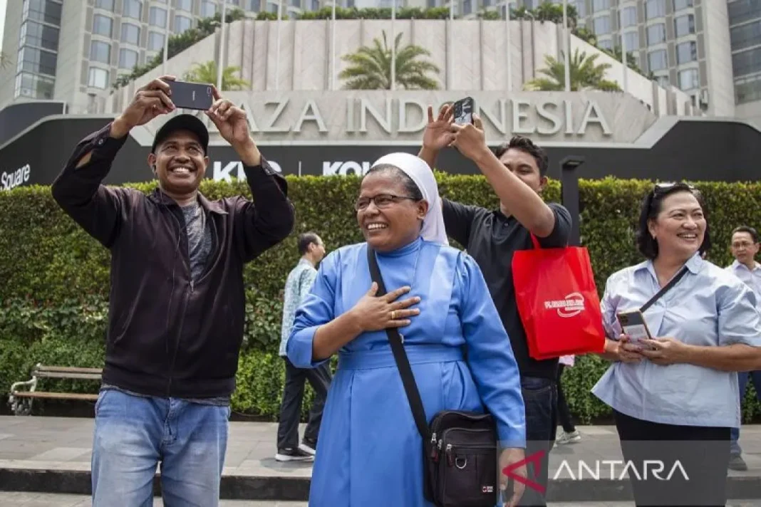 warga-sambut-kedatangan-paus-fransiskus-03092024-dr-01.jpg