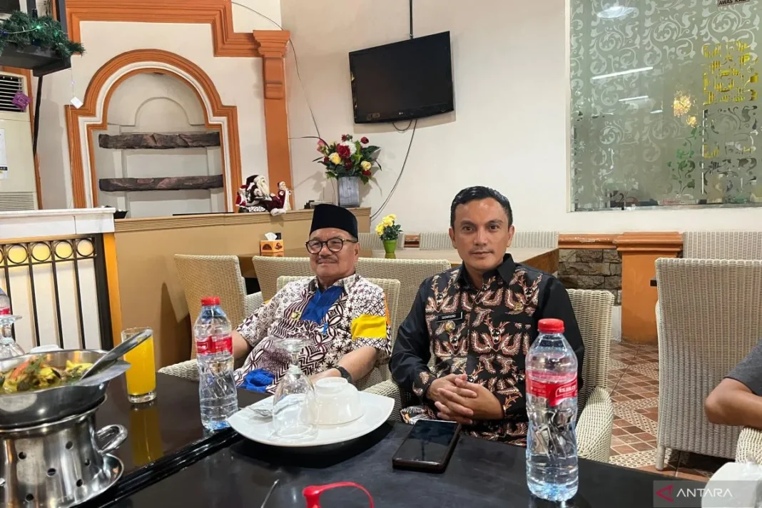 Bupati Konsel Surunuddin Dangga (kiri) bersama Camat Baito yang dicopot Sudarsono (kanan), Kamis