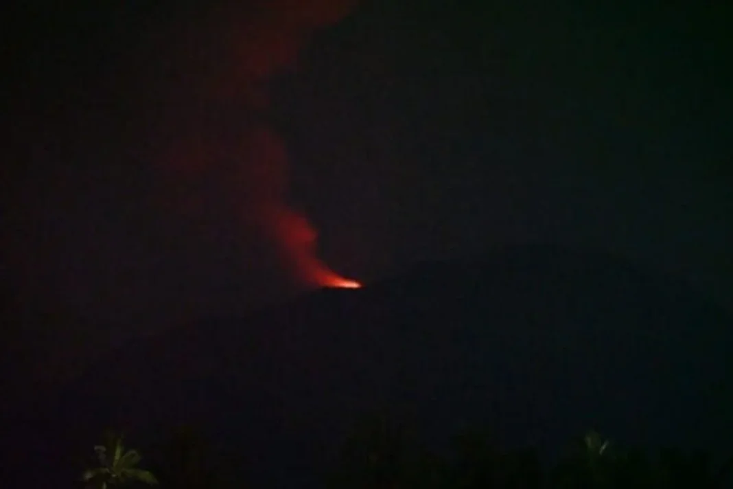 Gunung Ibu Keluuarkan kolom abu setinggi 800 meter
