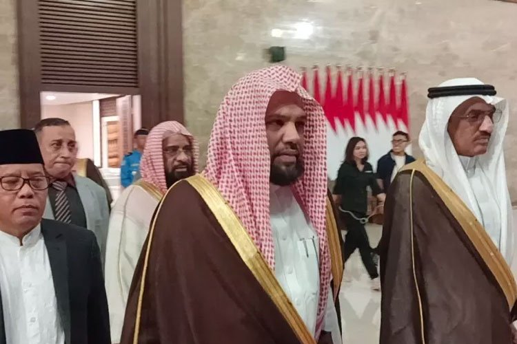 Imam-Besar-Masjid-Nabawi-Syekh-Ahmad-bin-Ali-Al-Hudhaify