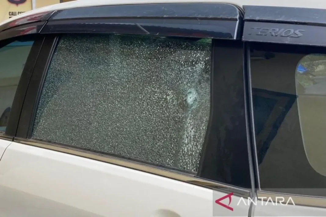 Kaca mobil dinas Camat Baito yang pecah, Selasa
