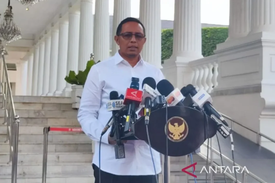 Kepala Kantor Komunikasi Kepresidenan Hasan Nasbi saat memberikan keterangan pers di Istana Kepresidenan Jakarta, Rabu