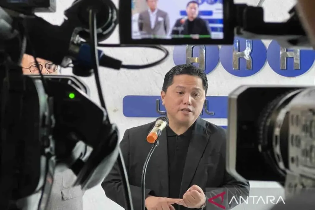 Menteri Badan Usaha Milik Negara (BUMN) Erick Thohir (kedua kiri) memberi keterangan kepada awak media seusai bertemu dengan Menteri Pariwisata Widiyanti Putri Wardhana di Jakarta, Kamis