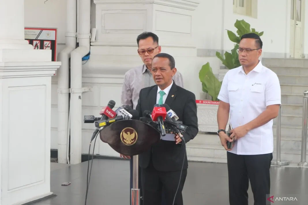 Menteri Energi dan Sumber Daya Mineral Bahlil Lahadalia memberikan keterangan pers di Istana Kepresidenan Jakarta, Kamis