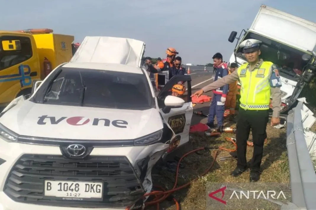 Mobil kru TVOne yang mengalami kecelakaan di KM 315 Tol Batang-Pemalang, Jawa Tengah, Kamis pagi