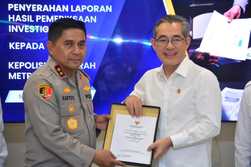 Wakil Ketua BPK Hendra Susanto saat menyerahkan Laporan Hasil Pemeriksaan (LHP) Investigatif atas Komponen Cost Recovery