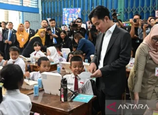 Wapres Gibran Terima Surat Dari Murid Saat Tinjau Program Makan Siang Gratis Di SDN 03 Jakarta