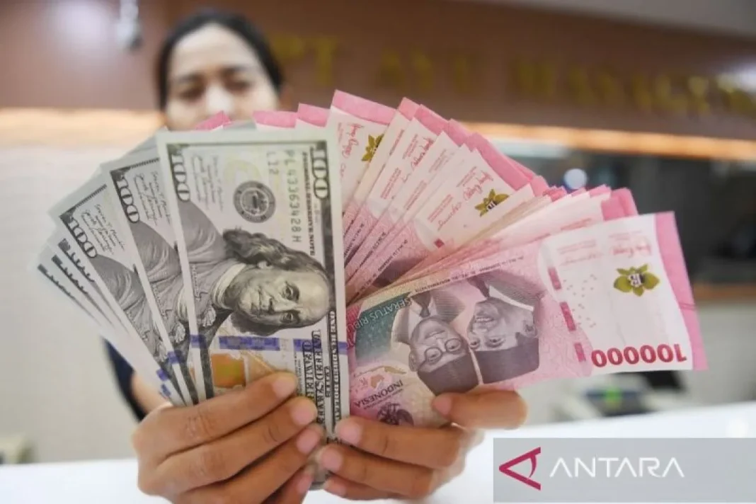 ilustrasi - uang dolar dan rupiah