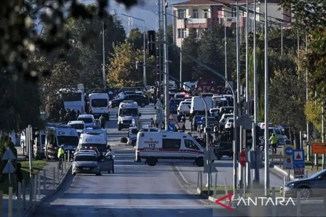 sejumlah mobil ambulan bersiaga di dekat fasilitas dirgantara Turki di Ankara saat diserang teroris Rabu