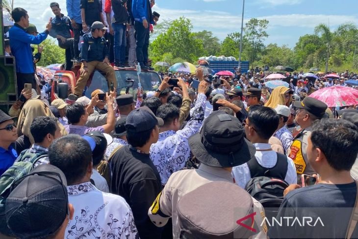 suasan demo ribuan guru saat sidang supriani di PN Andoolo