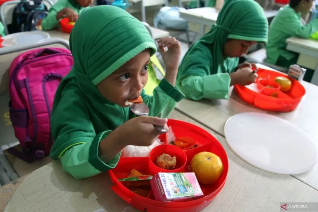 Arsip Foto - Siswa menyantap jatah makanan dalam uji coba pelaksanaan program makan bergizi gratis di SDN 01 Pakansari, Kabupaten Bogor, Provinsi Jawa Barat, Jumat