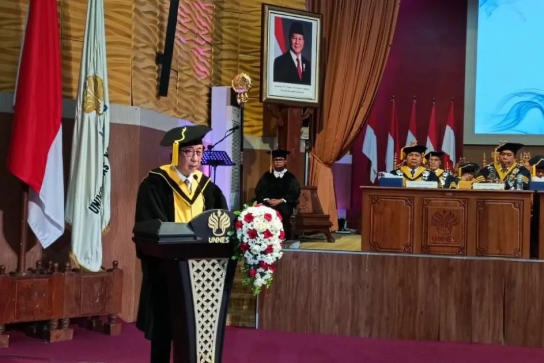 Direktur PT Industri Jamu dan Farmasi Sido Muncul, Tbk Irwan Hidayat menyampaikan orasi ilmiah dalam pidato pengukuhannya sebagai doktor honoris causa Universitas Negeri Semarang