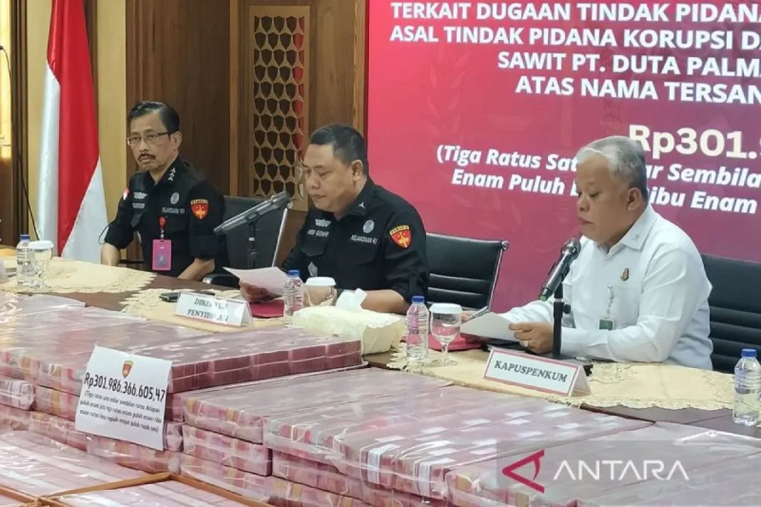 Direktur Penyidikan Jaksa Agung Muda Bidang Tindak Pidana Khusus Kejagung Abdul Qohar membacakan paparan di hadapan awak media di Gedung Kejaksaan Agung, Jakarta, Selasa