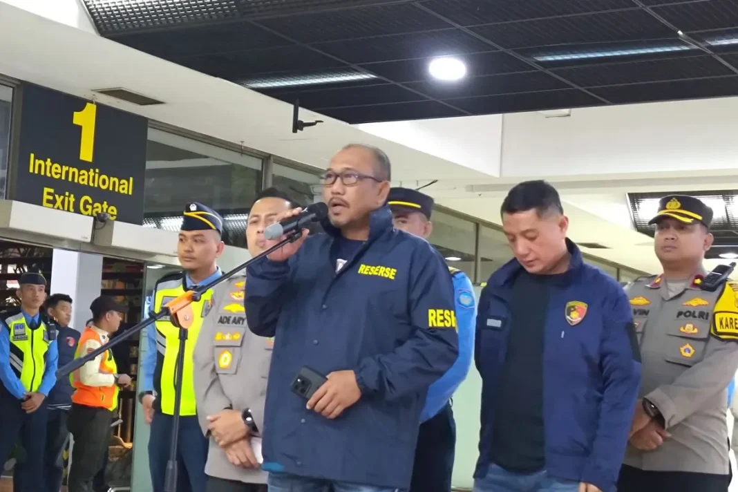 Dirreskrimum Polda Metro Jaya Kombes Pol Wira Satya Triputra saat memberikan keterangan pers terkait kasus judi online di Bandara Soetta, Tangerang, Banten