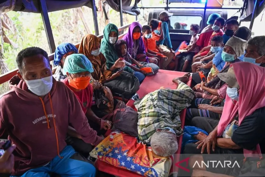 Evakuasi-Pengungsi-Lewotobi-Dari-Posko-Terdampak-Erupsi-101124-app-15.jpg