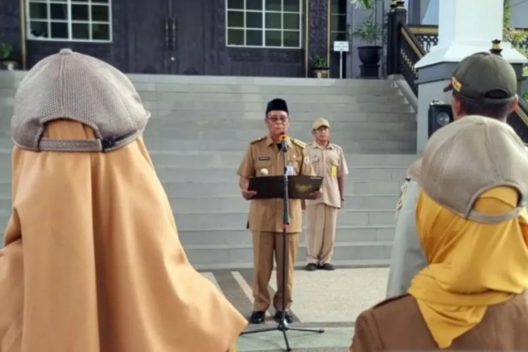 Gubernur Kalimantan Selatan Sahbirin Noor memimpin apel aparatur sipil negara lingkup Pemerintah Provinsi Kalimantan Selatan di Halaman Kantor Gubernur, Kota Banjarbaru, Senin