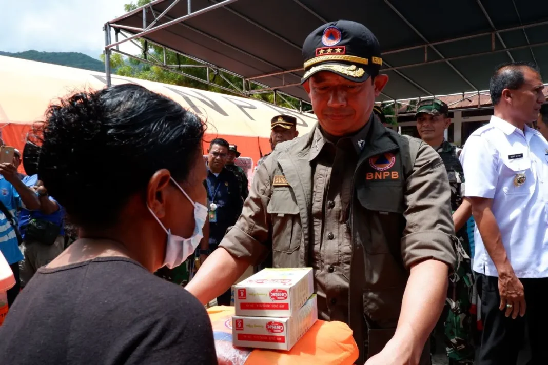 Ilustrasi - Kepala BNPB, Suharyanto menyerahkan bantuan bagi pengungsi di posko pengungsian Konga, Kecamatan Titehena, Kabupaten Flores Timur, NTT, Selasa