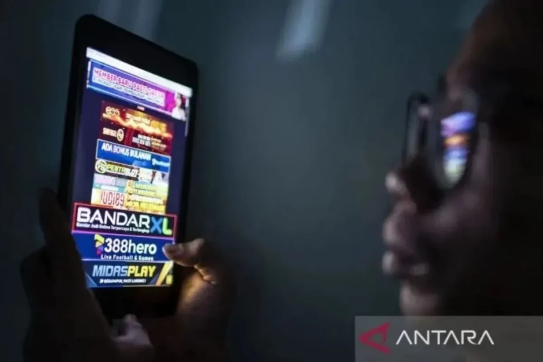 Ilustrasi warga melihat iklan judi online melalui gawainya di Jakarta
