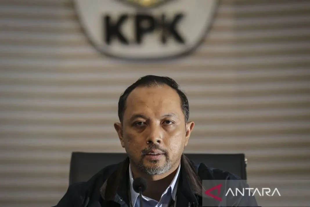 Juru Bicara KPK Tessa Mahardhika Sugiarto menyampaikan keterangan pers terkait penangkapan oknum KPK gadungan di Gedung Merah Putih KPK, Jakarta, Kamis