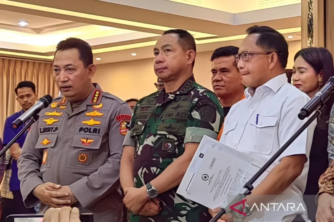Kapolri Jenderal Pol. Listyo Sigit Prabowo berbicara dengan awak media usai rapat tingkat menteri soal nataru di Gedung Kementerian PMK, Jakarta, Jumat