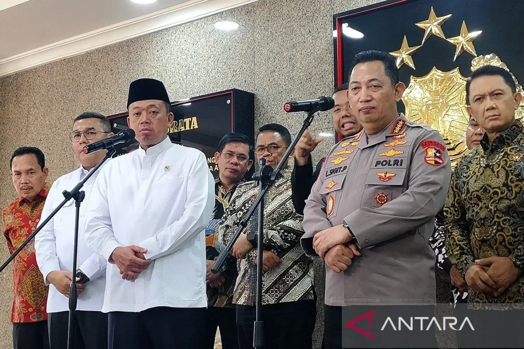 Kapolri Jenderal Pol. Listyo Sigit Prabowo dan Menteri ATR BPN Nusron Wahid berbicara dengan awak media di Gedung Rupatama Mabes Polri, Jakarta, Jumat