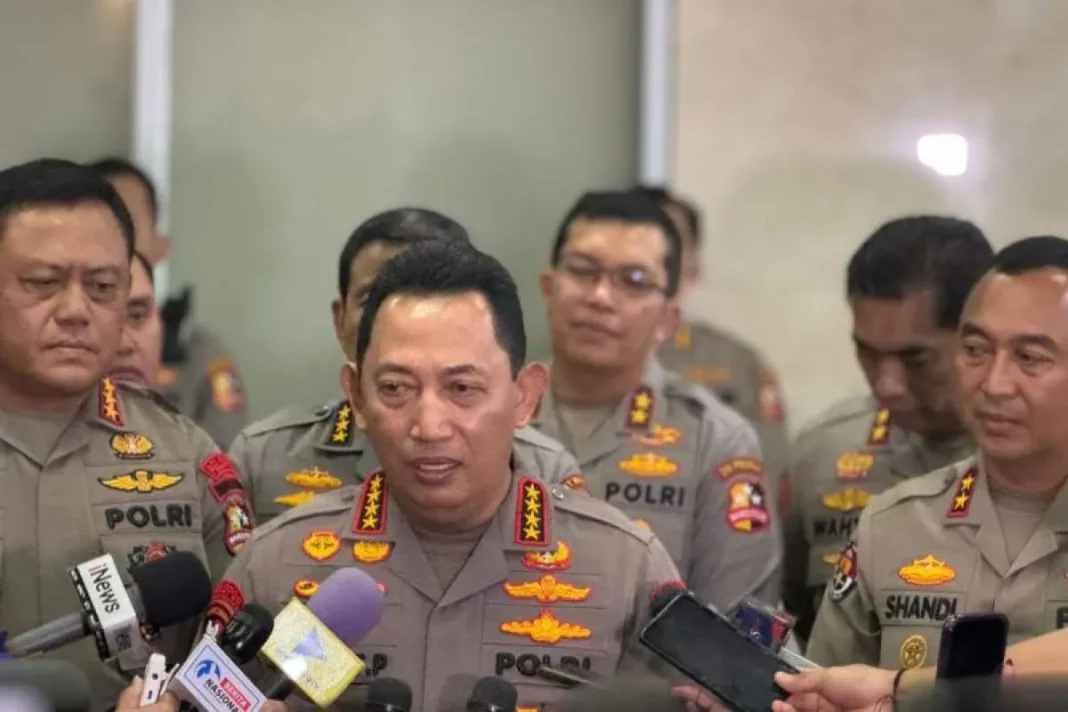 Kapolri Jenderal Pol. Listyo Sigit Prabowo mengikuti rapat kerja dengan Komisi III DPR RI di Gedung Parlemen, Jakarta, Senin