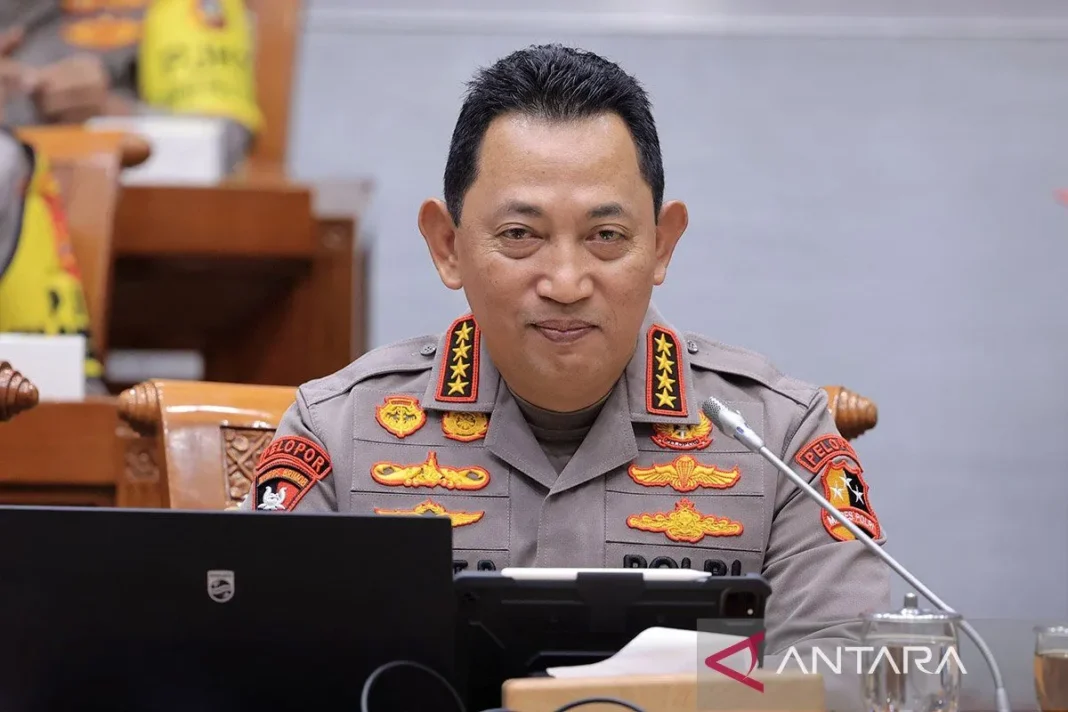 Kapolri Jenderal Pol. Listyo Sigit Prabowo mengikuti rapat kerja dengan Komisi III DPR RI di Gedung Parlemen, Jakarta, Senin