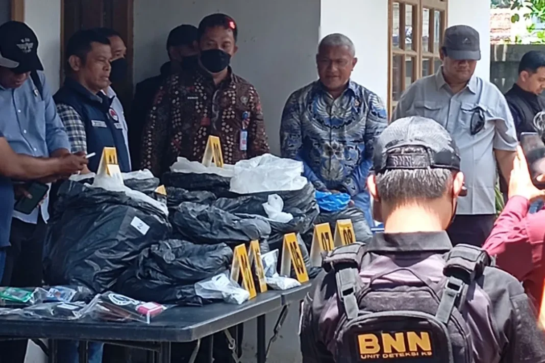 Kepala BNN Komjen Pol Marthinus Hukom (kedua kanan), dalam penemuan pabrik obat-obatan terlarang di Jawa Barat, Kamis