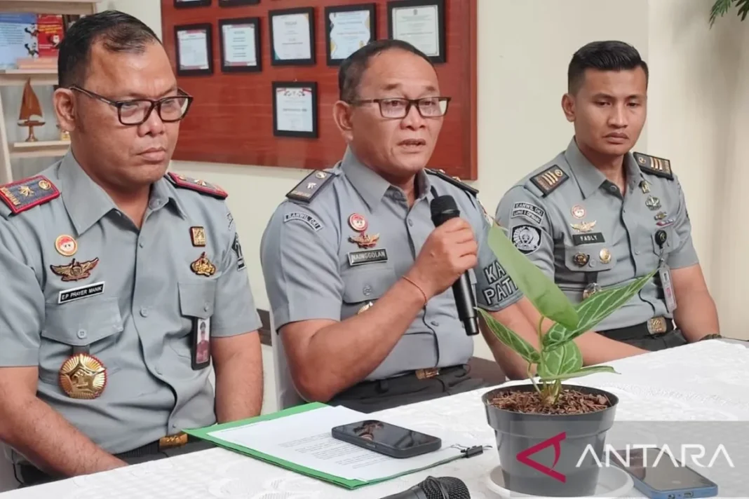 Kepala Divisi Pemasyarakatan Kanwil Kemenkumham DKI Jakarta Tonny Nainggolan saat jumpa pers di Lapas Kelas I Cipinang, Jakarta Timur, Senin