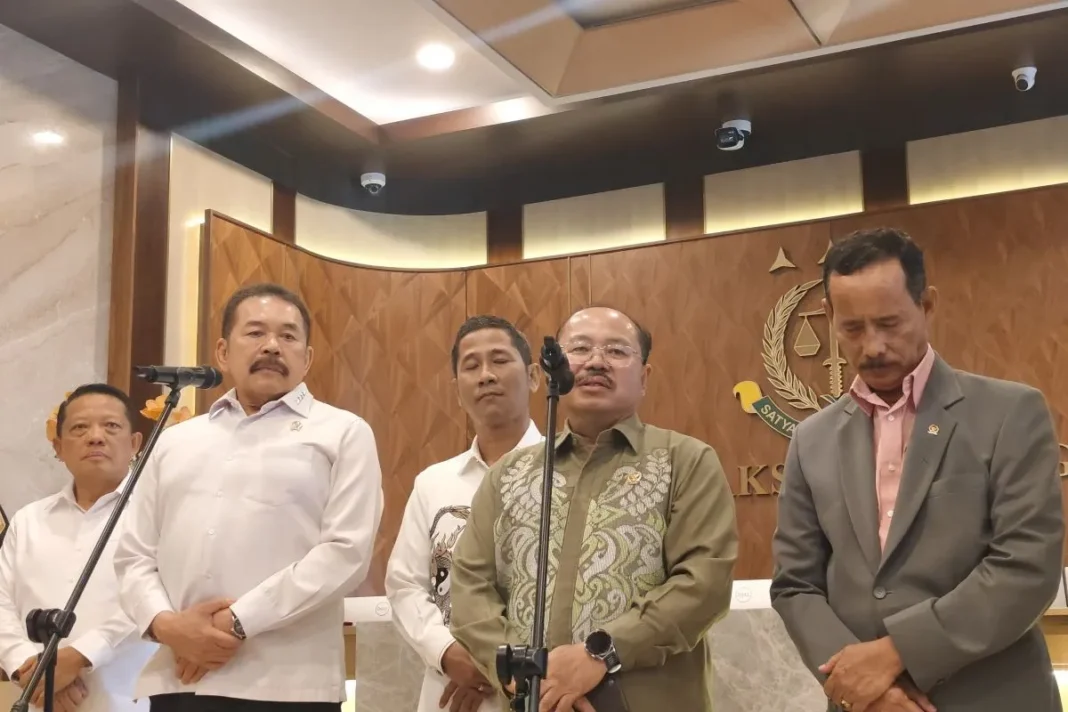 Ketua Komisi Yudisial Amzulian Rifai berbicara di hadapan awak media setelah melaksanakan rapat koordinasi di Gedung Utama Kejaksaan Agung, Jakarta, Selasa