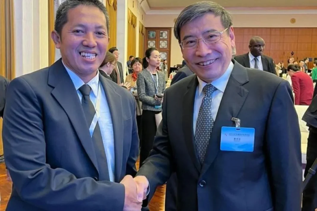 Ketua Umum Gerakan Pemuda Ansor (GP Ansor), Addin Jauharudin (kiri) saat menghadiri China Economic and Social Forum 2024 di Shanghai, China pada Kamis