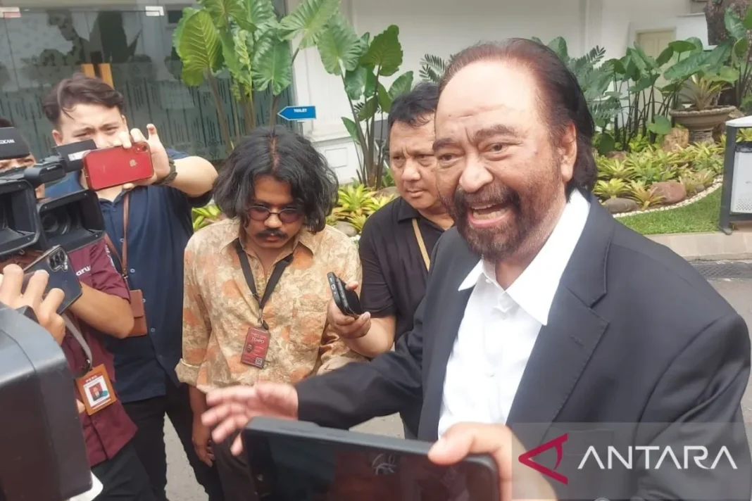 Ketua Umum Partai NasDem Surya Paloh memberikan keterangan kepada wartawan usai menghadiri pertemuan dengan Presiden Prabowo Subianto di Istana Kepresidenan, Jakarta, Jumat